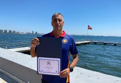 59 yaşındaki Vural Tandoğan, ABD'deki Coronado Adası'nı yüzerek geçen ilk Türk oldu