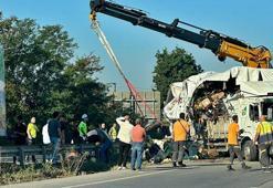Sakarya’da sebze yüklü kamyon devrildi: 1’i ağır 2 yaralı