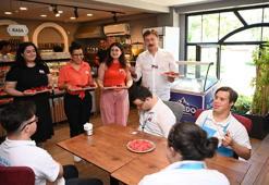 Hemofili hastalığına dikkat çekmek isteyen TEKNOFEST finalistleri, kırmızı renkli pasta dağıttı