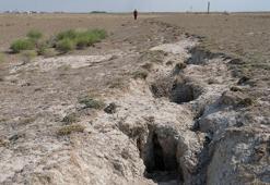 Kuraklık nedeniyle 5 metreyi bulan yarıklar oluştu