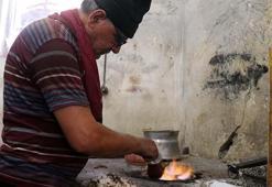 65 yıllık kalaycı, 10 metrekarelik dükkanında eskiyen bakırları yeniliyor