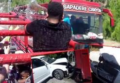 Şoför turistlerin su savaşına katılmak için yerinden kalkınca, hareket eden otobüs otomobile çarptı