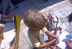 Polis memurundan kaldırımda kasksız bisiklet süren Aslan'a gülümseten uyarı