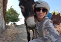 Arkeolog, kazı alanına terk edilen sıpayı sahiplendi