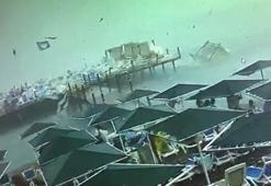 Fırtınada şezlong, şemsiyelerin uçtuğu anlar kamerada