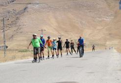 Yüksekova'da tekerlekli kayak takımı, köy yollarında şampiyonaya hazırlanıyor