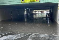 Bayrampaşa'da araçlar su birikintisinde böyle mahsur kaldı