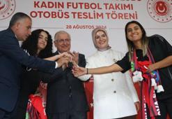Bakanlar Göktaş ve Güler, Yüksekova'da kadın futbol takımına otobüs teslim törenine katıldı