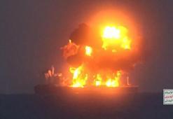Husilerin vurduğu tankerde yangın sürüyor