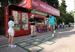 Büfeci kaldırıma seksek oyunu çizdi, yoldan geçenler oynadı