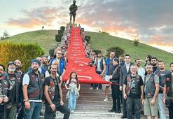 Zaferin yıl dönümünde Dumlupınar Şehitliği'nde 50 metrelik Türk bayrağı açıldı