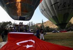 Kapadokya'da Türk bayraklı balonlar, 30 Ağustos için havalandı