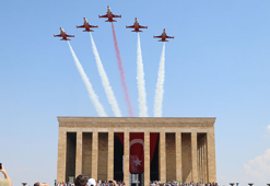 Türk Yıldızları'ndan Anıtkabir'de saygı uçuşu