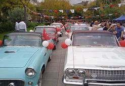 Kadıköy'de klasik otomobillerden 30 Ağustos konvoyu