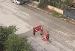 Tokat'ta 4 çocuk bayrak açıp, sokak sokak gezerek 'Şehit' türküsü söyledi; o anlar kamerada