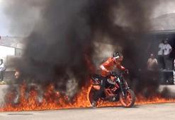 Motosikletiyle ateşin içinden geçti