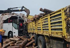 Tomruk yüklü kamyonla yolcu otobüsü çarpıştı: 2 ölü, 24 yaralı