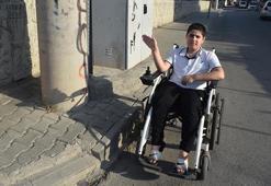 Mahalleli, kaldırımdaki beton direklerin kaldırılıp enerji hattının yer altına alınmasını istedi