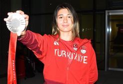 Paris'te rekor kıran Aysel Önder'e İzmir'de çiçekli karşılama