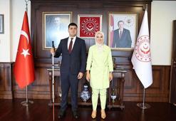 Türkiye'nin ilk görme engelli hakim yardımcısı görevine başladı