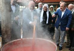 Eski Sanayi ve Teknoloji Bakanı Varank salça kaynatıp, gazetecilere ikram etti