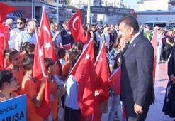 Yeni eğitim öğretim yılının başlaması dolayısıyla Taksim Cumhuriyet Anıtı’nda tören düzenlendi