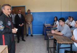 Türkiye'nin ilk astronotu Gezeravcı, ilk ders gününde öğrencilerle buluştu