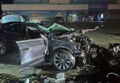 Bariyerlere çarpan otomobilin motoru koptu: 1’i ağır 2 yaralı