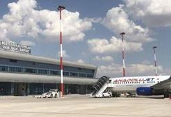 Havalimanında yıldırım düşen pistte hasar oluştu