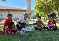 Sanatçı Murat Evgin, sokaklarda Türk bayrağı açıp ‘Şehit’ türküsünü söyleyen çocuklara buluştu