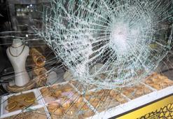Soyguncunun kaldırım taşıyla kırmaya çalıştığı cam, kurşungeçirmez çıktı