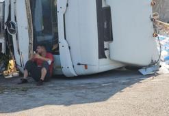 Devrilen TIR'ın başında yükün kaldırılması için yardım bekledi