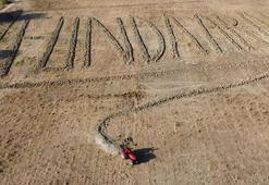 Hayranı olduğu Funda Arar'ın adını, traktörle tarlasına yazdı
