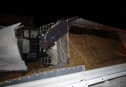 Çanakkale'de bariyerlere çarpıp devrilen TIR'ın şoförü öldü