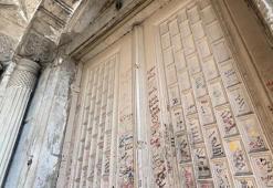 İki sarayı birbirine bağlayan tarihi geçit, yazı tahtasına döndü