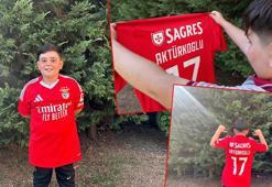 Benfica taraftarı sözünü tuttu; Rüzgar formasına kavuştu