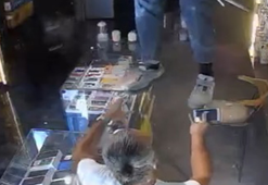 Bastığı zemin çökünce iş yerinin asma katında asılı kaldı; o anlar kamerada