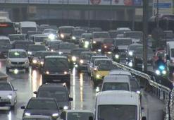 İstanbul'da haftanın ilk iş gününde yağmur trafiği