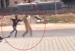 Sokakta çıplak dolaşan kişiyi dövüp, polise teslim ettiler