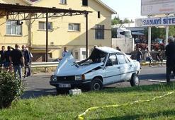 Servis otobüsü otomobile çarptı: 1 ölü, 9 yaralı