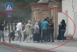 Adliye çıkışı tarafların yakınları arasında tekmeli yumruklu kavga kamerada