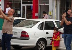 Kalp krizi geçiren kişiye sağlıkçı ve itfaiyenin müdahalesini görüntülü aradıkları kişilere izlettiler