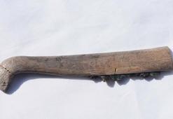 Ulucak Höyüğü'nde sapı kemikten, ucu çakmak taşından 7 bin 800 yıllık 'orak' bulundu