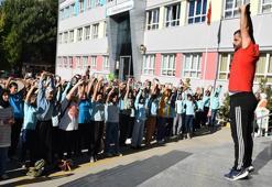 Müzik eşliğinde her sabah spor yaparak derse giriyorlar