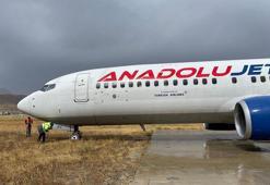 Yüksekova'da yolcu uçağı pistten çıktı