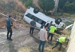 Fındık işçilerini taşıyan minibüs 10 metreden uçtu: 14 yaralı