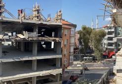 Pendik'te kontrolsüz kalıp sökümü sırasında tahtalar yola düştü