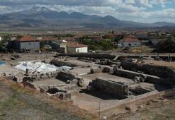 İç Anadolu'nun en büyük mozaik kazı çalışmasında, yapının güney cephesi ortaya çıkarıldı