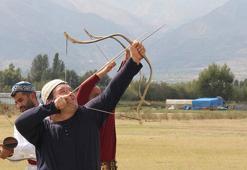 Erzincan'da kemankeşler, oklarını en uzağa atmak için yay gerdi