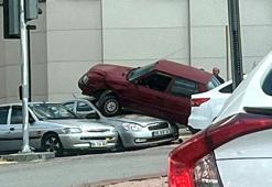 Trafik lambasına çarpıp savrulan otomobil, ışıkta bekleyen otomobilin üzerine çıktı; 1 yaralı